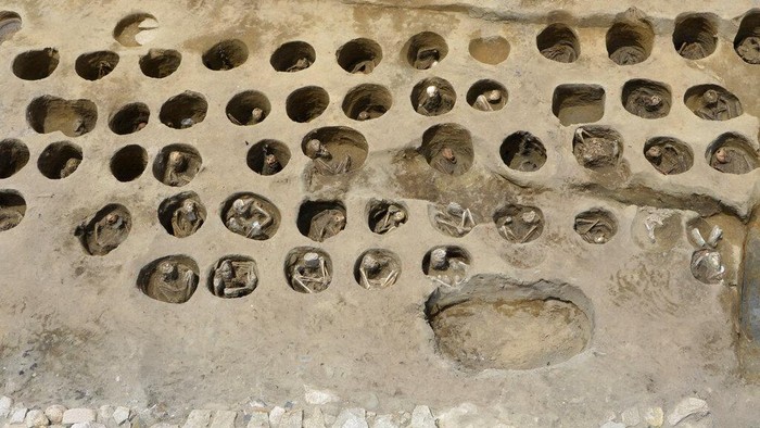 Potret Ribuan Tengkorak Manusia di Kuburan Massal Kuno Jepang Ribuan tengkorak manusia ditemukan di kuburan massal kuno di Osaka, Jepang. Kuburan massal itu diduga terkait epidemi yang melanda kawasan itu pada akhir 1800an
