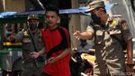 Puluhan Orang Tak Bermasker Dihukum Nyapu Jalanan