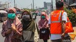 Puluhan Orang Tak Bermasker Dihukum Nyapu Jalanan