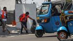 Puluhan Orang Tak Bermasker Dihukum Nyapu Jalanan