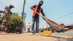 Puluhan Orang Tak Bermasker Dihukum Nyapu Jalanan