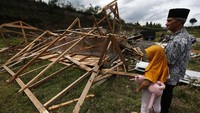 Warga melihat rumah yang rusak akibat bencana angin puting beliung di Desa Blang Bebangka, Takengon, Aceh Tengah, Aceh.