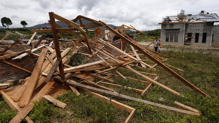 Angin puting beliung merusak puluhan rumah warga di Desa Blang Bebangka, Takengon, Aceh. Angin puting beliung itu diketahui terjadi pada 25 Agustus 2020 lalu.