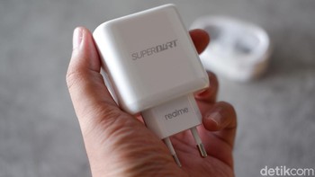 Charger Realme X50 Pro 5G mengusung teknologi Super Dart 65W. Foto: Adi Fida Rahman/detikINET