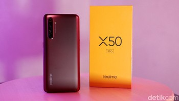 Realme X50 Pro 5G akan hadir di seluruh Indonesia pada 25 Agustus mendatang. Ponsel ini dibanderol Rp 11.999.000. Setiap pembeliannya akan diberikan gratis Realme Adventure Luggage. Foto: Adi Fida Rahman/detikINET