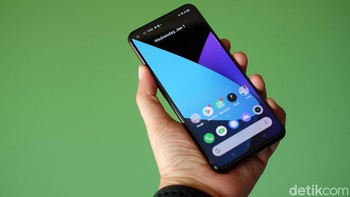 Realme X50 Pro 5G dimodali dengan Snapdragon 865 untuk menghadirkan performa kencang. Berpadu dengan RAM LPDDR5 12 GB dengan memori internal UFS 3.0 berkapasitas 256 GB. Foto: Adi Fida Rahman/detikINET