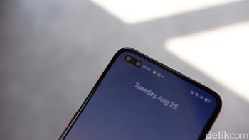 Sementara di bagian punch hole terdapat dua kamera yang diklaim terkecil saat ini. Kamera selfie utama menggunakan sensor Sony IMX616 32 MP disandingkan dengan kamera ultra-wide 8MP. Foto: Adi Fida Rahman/detikINET