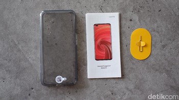 Dalam paket pembeliannya diberikan silicon case, buku petunjuk dan SIM card injector. Foto: Adi Fida Rahman/detikINET