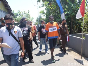 Keluarga Sebal Pembakar Mobil Via Vallen Senyum-senyum Saat Rekonstruksi