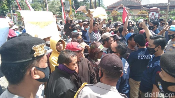 Dua kelompok massa mendatangi Mapolres Blitar di Talun. Dua kelompok tersebut ricuh karena berbeda pandangan soal tambang pasir ilegal di Blitar.