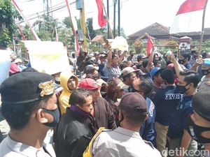 Massa Penambang Pasir Ricuh dengan Mahasiswa di Depan Mapolres Blitar