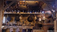 Design interior disatukan dengan artefak khas Jawa dan peralatan petani. (Siti Fatimah/detikcom)