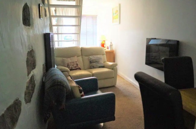 Rumah ini letaknya terselip di tengah-tengah dua rumah lainnya. Walaupun demikian, bagian dalam rumah ini cukup nyaman. Foto: dok. Wales News Service