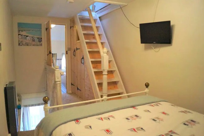 Walaupun dari luar terlihat kecil, tetapi rumah ini cukup lengkap. Ada dapur, ruang makan, ruang untuk bersantai, kamar mandi, kamar tidur, serta loteng yang bisa digunakan sebagai ruangan penyimpanan. Foto: dok. Wales News Service