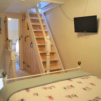 Walaupun dari luar terlihat kecil, tetapi rumah ini cukup lengkap. Ada dapur, ruang makan, ruang untuk bersantai, kamar mandi, kamar tidur, serta loteng yang bisa digunakan sebagai ruangan penyimpanan. Foto: dok. Wales News Service