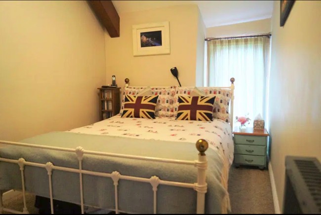 Di lantai atas, ada kamar tidur yang luasnya cukup untuk meletakkan tempat tidur berukuran double.  Foto: dok. Wales News Service