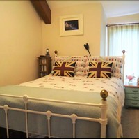 Di lantai atas, ada kamar tidur yang luasnya cukup untuk meletakkan tempat tidur berukuran double.  Foto: dok. Wales News Service