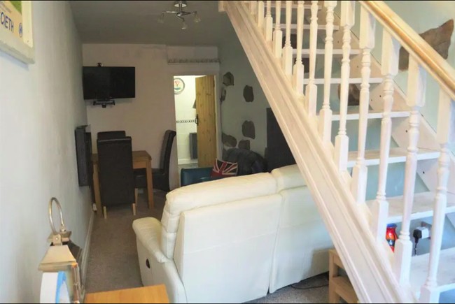 Rumah ini terletak di dekat dekat pantai yang cukup populer di sana, yaitu Sandy Beach. Jika kamu merasa bosan dan ingin bersantai di luar, kamu juga tidak perlu khawatir karena rumah ini memiliki halaman luar yang bisa kamu jadikan tempat bersantai. Foto: dok. Wales News Service