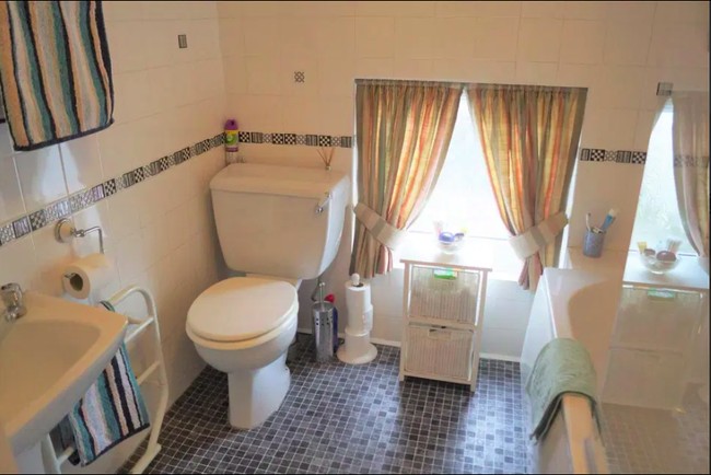 Seperti yang terlihat, kamar mandi dalam rumah ini cukup lengkap. Dilengkapi dengan bathub, wastafel, closet duduk, serta rak untuk penyimpanan. Foto: dok. Wales News Service