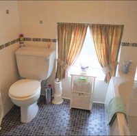 Seperti yang terlihat, kamar mandi dalam rumah ini cukup lengkap. Dilengkapi dengan bathub, wastafel, closet duduk, serta rak untuk penyimpanan. Foto: dok. Wales News Service