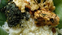 Ada juga nasi jagung yang dari jagung putih sehingga warnanya putih bersih. Ditambah lauk botok, tumis sayur dan tempe goreng. mantul!