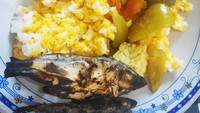 Tekstur nasi jagung yang pulen dengan rasa manis gurih jadi enak disiram sayur tempe dengan lauk ikan asin. Instagram : @faizin.ujick