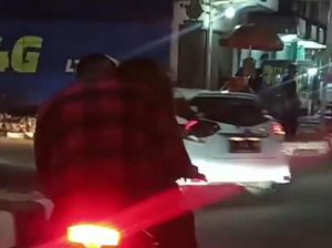 Sejoli Muda yang Ciuman Sambil Berkendara Diburu Polisi