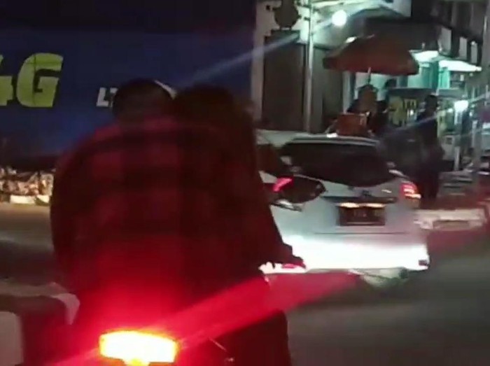 Sejoli Ciuman Sambil Naik Motor
