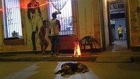 Warga yang hendak membeli makanan berinteraksi dengan pembeli melalui jendela sembari menunggu makanan mereka disajikan.