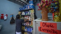 Sejumlah warga lainnya pun mengubah salah satu sudut di bagian rumahnya menjadi tempat untuk berjualan beragam barang untuk memenuhi kebutuhan sehari-hari.