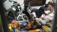Spirit para pedagang untuk tetap bertahan di tengah pandemi tersebut menghasilkan ide-ide kreatif dan inovatif guna membantu agar usaha mereka tetap dapat berjalan meski pembatasan aktivitas yang ketat tengah diberlakukan guna mencegah COVID-19 di kawasan tersebut.