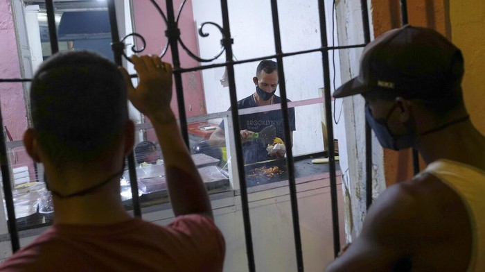 Pembatasan aktivitas tak buat para pedagang di Venezuela hilang akal untuk kumpulkan cuan. Mereka jadikan rumahnya tempat untuk berjualan di saat pandemi Corona