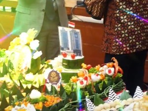 Ultah, Sri Mulyani Dapat Tumpeng Jumbo dari Komisi XI