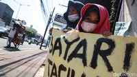 Anak-anak dari keluarga Abdul Malik ikut serta dan membentangkan poster.