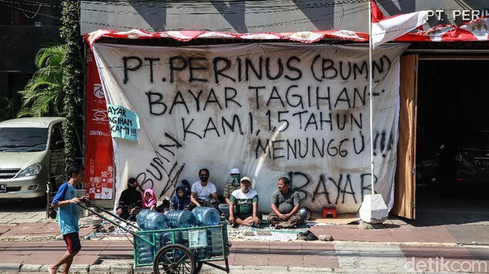 Tagihan Belum Dibayar, Kontraktor Nginep di Trotoar Berhari-hari Pengusaha UMKM Abdul Malik bersama rekan kerja berdemo di kantor PT Perikanan Nusantara (Perinus). Mereka meminta PT Perinus membayar tagihan kontrak kerja mereka.