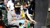 Saat ini garis polisi di rumah korban pembunuhan empat orang sekeluarga di Sukoharjo telah dicopot oleh polisi. Kerabat korban pun diperbolehkan masuk untuk membersihkan rumah.