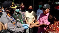 Kapolres Sukoharjo, AKBP Bambang Yugo Pamungkas juga menyerahkan gembok kepada kerabat. Bambang menyampaikan kepada keluarga agar bisa membersihkan rumah dengan didampingi petugas kepolisian dan TNI.