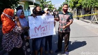 Seperti diketahui, peristiwa pembunuhan terjadi pada Rabu (19/8) dini hari. Namun korban baru ditemukan tewas pada Jumat (21/8) malam. Polisi kemudian menangkap pelaku bernama Henry Taryatmo (41) di rumahnya yang tak jauh dari lokasi kejadian pada Sabtu (22/8) dini hari.