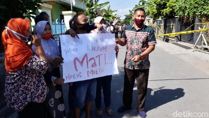 Garis polisi di rumah korban pembunuhan empat orang sekeluarga di Sukoharjo telah dicopot oleh polisi, Rabu (26/8/2020). Kerabat korban diperbolehkan masuk untuk membersihkan rumah korban. Namun tiba-tiba salah satu kerabat korban menangis tersedu dan terkulai lemas. Perempuan tersebut akhirnya diangkat oleh saudaranya.