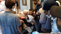 Kerabat korban diperbolehkan masuk untuk membersihkan rumah korban. Namun tiba-tiba salah satu kerabat korban menangis tersedu dan terkulai lemas. Perempuan tersebut akhirnya diangkat oleh saudaranya.