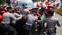 Sempat terjadi aksi dorong-dorongan antara pengunjuk rasa dan polisi.