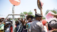 Pendemo berusaha menerobos barikade polisi.