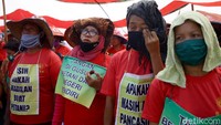 Mereka juga meminta Presiden Jokowi memberikan redistribusi tanah untuk petani Simalingkar dan Mencirim guna keberlangsungan hidup anak cucu mereka.