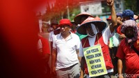 Aksi ini dilakukan massa dari Serikat Petani Simalingkar Bersatu (SPSB) dan Serikat Tani Mencirim Bersatu (STMB).