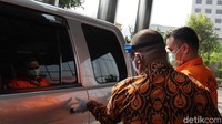 KPK menetapkan Nurhadi bersama menantunya dan Hiendro Soejoto sebagai tersangka kasus suap gratifikasi senilai Rp 46 miliar terkait pengurusan sejumlah perkara di MA.