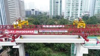Total U-Shaped Girder yang terpasang mencapai 2902 unit girder dengan total panjang keseluruhan lebih dari 43 km. Jalur kereta ini akan dicatatkan pada Museum Rekor Indonesia dengan tiga rekor, antara lain, pemakaian U-Shaped Girder pertama di Indonesia, pembangunan jalur kereta dengan struktur U-Shaped Girder terpanjang di Indonesia dengan total panjang mencapai 43.057 km, serta zero accident dalam pengiriman U-Shaped Girder dengan total 2.902 kali perjalanan. Istimewa/Dok. Adhi Karya (Persero).