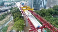 PT Adhi Karya (Persero) telah berhasil meletakkan U-Shaped Girder terakhir pada lintasan pelayanan Cawang-Kuningan-Dukuh Atas, di Jalan Jenderal Sudirman, Kuningan, Setiabudi, Jakarta. Pada pemasangan terakhir ini, berat U-Shaped Girder yang terpasang mencapai 148 ton dan memiliki panjang 30 m. Istimewa/Dok. Adhi Karya (Persero).