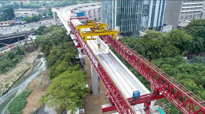 PT Adhi Karya (Persero) memasang U-Shaped Girder terakhir di jalur kereta LRT Jabodebek. U-Shape Girder itu merupakan yang pertama dan terpanjang di Indonesia.