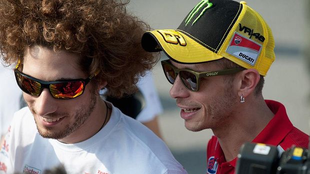 KUALA LUMPUR, MALAYSIA - FEBRUARY 23:  Valentino Rossi of Italy and  and Ducati Marlboro Team speaks with Marco Simoncelli of Italy and San Carlo Honda Gresini before the second day of testing at Sepang Circuit on February 23, 2011 in Kuala Lumpur, Malaysia.  (Photo by Mirco Lazzari gp/Getty Images)