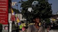 Seperti diketahui, virus Corona masih terus diupayakan penanggulangannya di berbagai daerah di Indonesia, tak kecuali di Jakarta. Oleh karena itu, kehadiran tugu peti mati tersebut diharapkan dapat meningkatkan kesadaran masyarakat guna mematuhi protokol kesehatan.